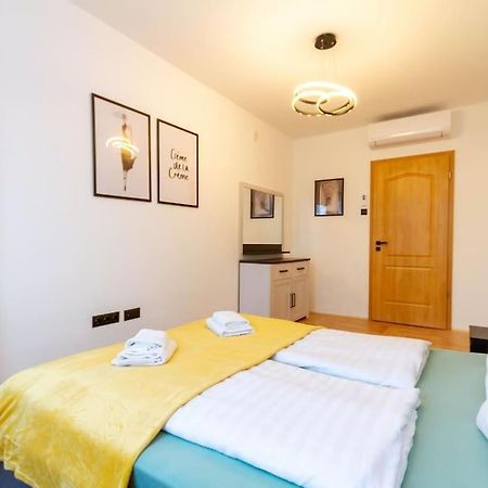Appartamento Gozsdu White Raven 3 - Terrace And Free Underground Parking Budapest Esterno foto