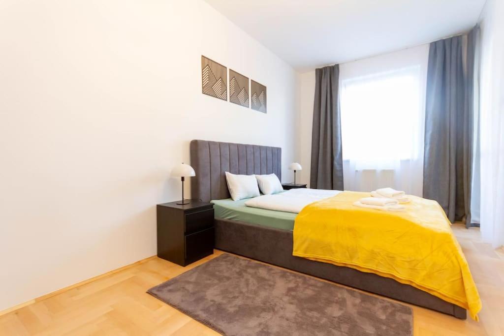 Appartamento Gozsdu White Raven 3 - Terrace And Free Underground Parking Budapest Esterno foto