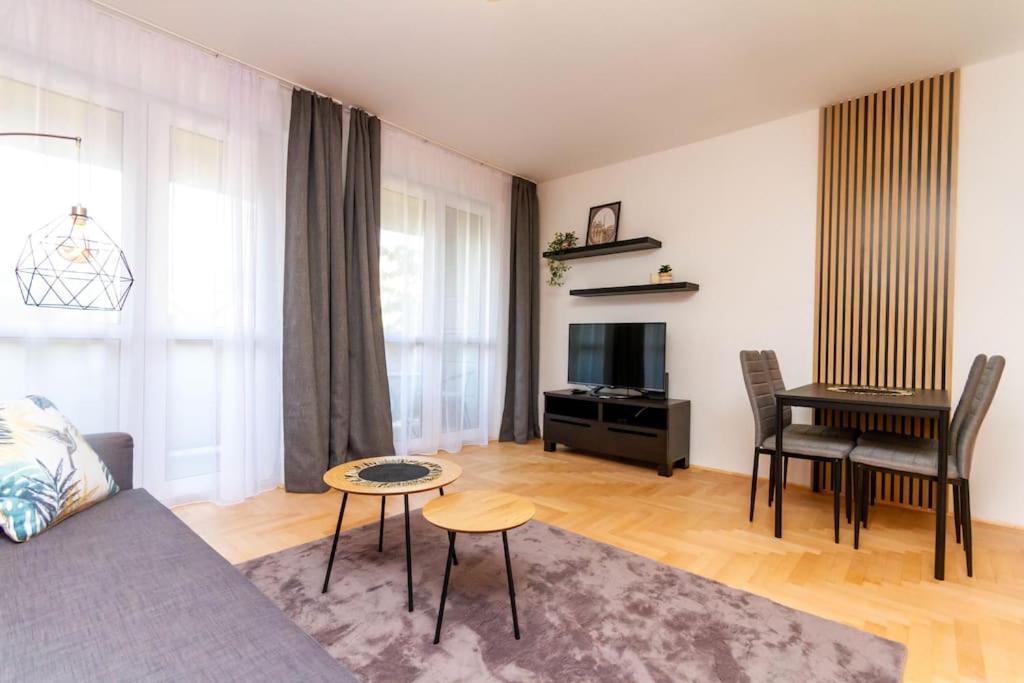 Appartamento Gozsdu White Raven 3 - Terrace And Free Underground Parking Budapest Esterno foto