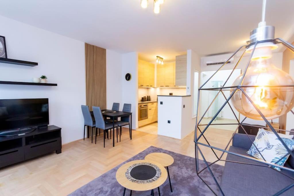 Appartamento Gozsdu White Raven 3 - Terrace And Free Underground Parking Budapest Esterno foto