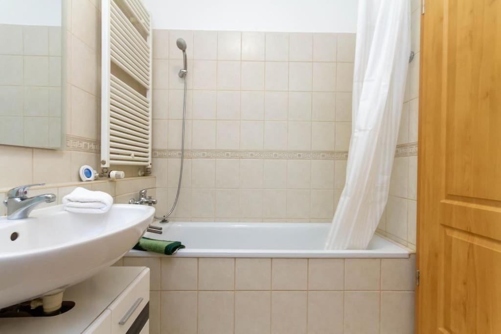 Appartamento Gozsdu White Raven 3 - Terrace And Free Underground Parking Budapest Esterno foto