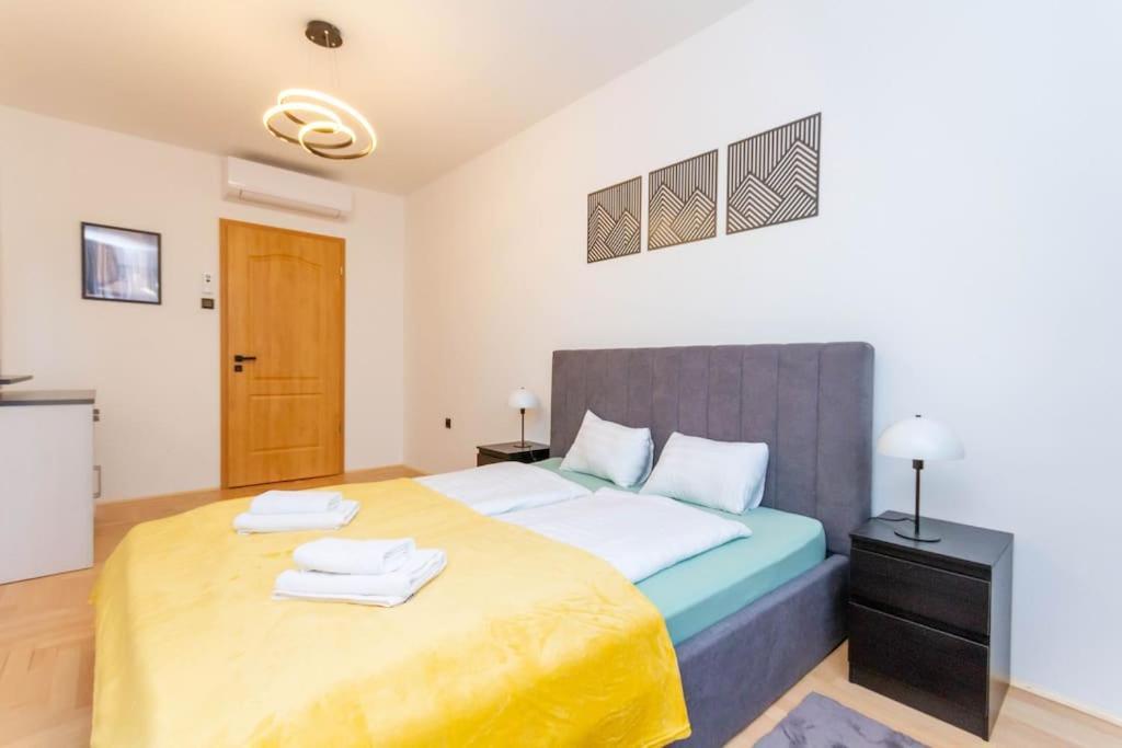 Appartamento Gozsdu White Raven 3 - Terrace And Free Underground Parking Budapest Esterno foto